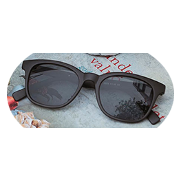 SOL-LÄSGLASÖGON,  dvs läsglasögon med tonade linser & 100% UV-skydd (!)
Matt svart båge med gråtonade linser.